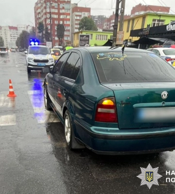 У Хмельницькому старенький водій за кермом легковика збив жінку на переході