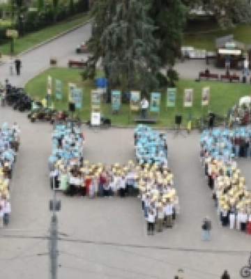 Із нагоди 940-річчя міста Луцька учасники флешмобу створили цифру 940