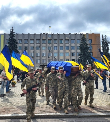 Понад рік вважався зниклим безвісти: на Волині провели в останню дорогу Героя Василя Тарасюка