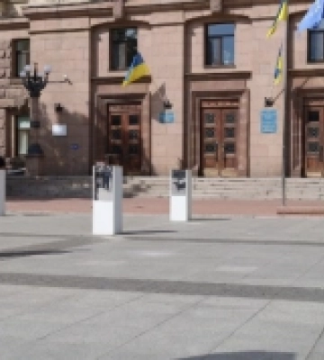 У Миколаєві презентували виставку «Алея незламних міст»