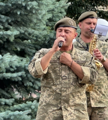 На Театральній площі відзначили 55 років пісням «Червона рута» та «Водограй»