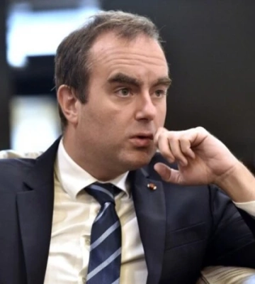 Новий прем’єр Франції шукає варіанти, як врятувати бюджет без скорочення свят