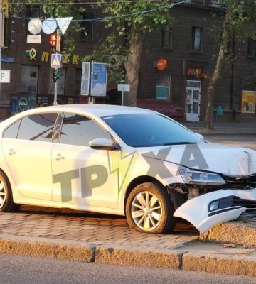 В центрі міста автомобіль врізався в стовп
