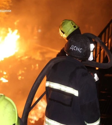 Російський дрон атакував рятувальників під час гасіння пожежі на Дніпропетровщині