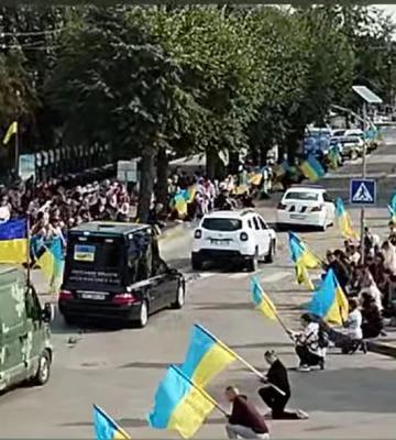Багато місяців вважався зниклим безвісти: «на щиті» на Волині зустріли Героя Олександра Диня. Відео