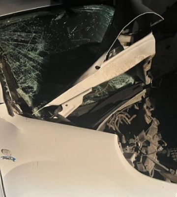 Водитель Renault влетел в столб в Харькове и погиб, его пассажиры в больнице