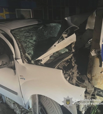 Водитель Renault влетел в столб в Харькове и погиб, его пассажиры в больнице