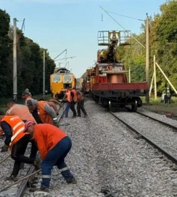 Залізницю під Києвом відновили після нічних вибухів