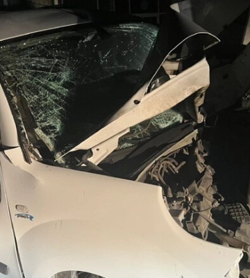 В Харькове Renault "влетело" в бетонный столб: водитель погиб, три пассажира в больнице