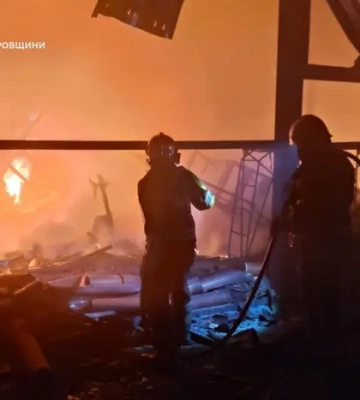 Поранено жінку, пошкоджено медзаклад, підприємство, сталися пожежі. Війська РФ атакували чотири райони Дніпропетровщини