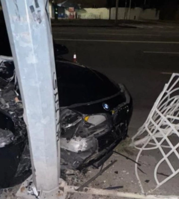 В Киеве работник автомойки угнал автомобиль клиента и разбил его, фото
