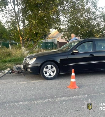 На Хмельниччині помер у лікарні літній велосипедист, якого на дорозі наздогнав «Mercedes-Benz E220»