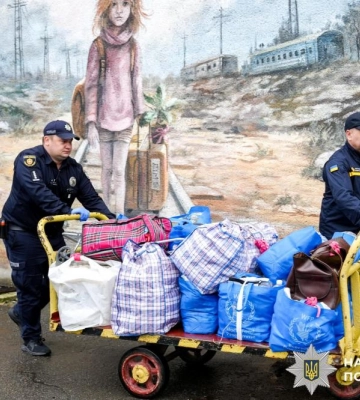 "Вдалося врятувати із пекла війни": 24 жителі Донеччини прибули евакуаційним потягом на Рівненщину