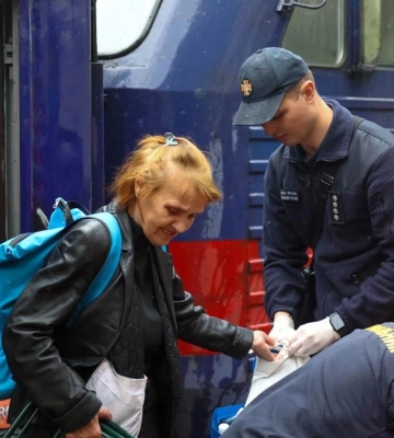 "Вдалося врятувати із пекла війни": 24 жителі Донеччини прибули евакуаційним потягом на Рівненщину