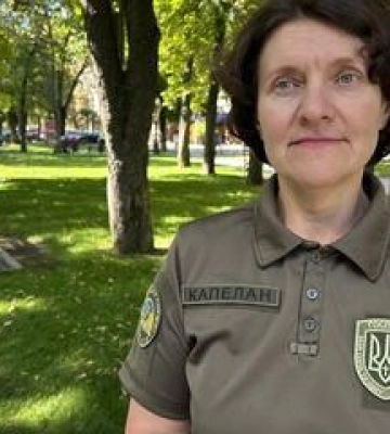 Пішки з Маріуполя: історія бандуристки, яка грає для військових у Кременчуці