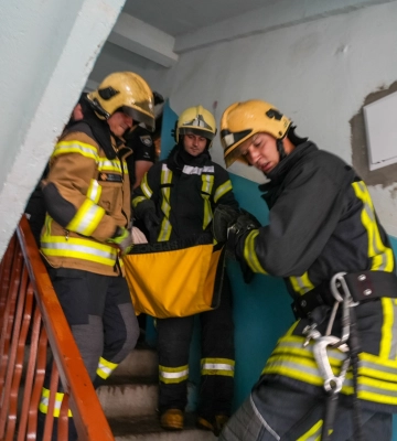 У Луцьку рятувальники деблокували з квартири жінку, яка потребувала медичної допомоги