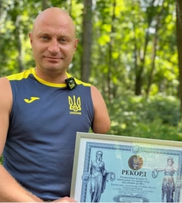 Найбільша кількість присідань на одній нозі без опори за хвилину: на Одещині ветеран з ампутаціями планує побити власний рекорд