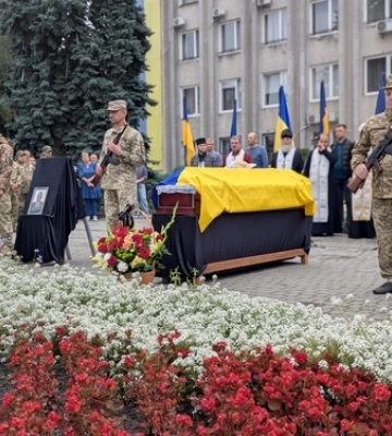 Батько чотирьох доньок: у Ковелі попрощалися із офіцером Олександром Дригулею 