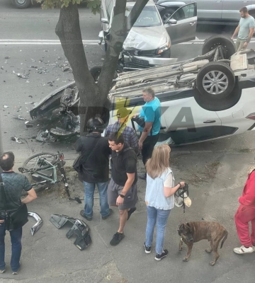 Авто перекинулося на дах: у Дніпрі сталася серйозна автотроща