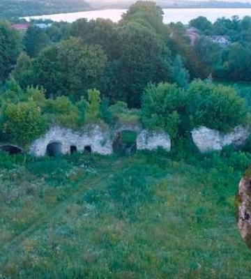 Навіть руїни цього величного замку на Тернопільщині продовжують вабити до себе туристів