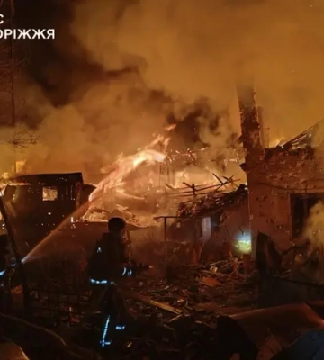 У Запоріжжі внаслідок ракетного удару виникли масштабні пожежі 