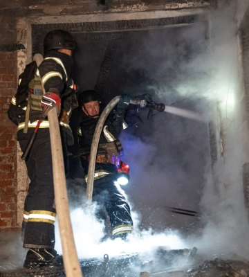 Рятувальники показали, як ліквідовували пожежу у Сумах через атаку РФ