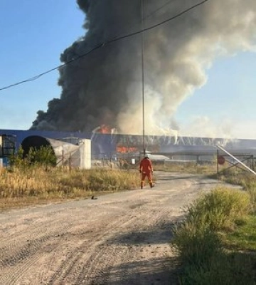 Через нову дронову атаку РФ горять складські приміщення логістичного центру на Київщині. ФОТО