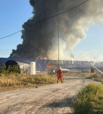Масштабна пожежа на Київщині: через ворожу атаку горять склади логістичного центру — ОВА