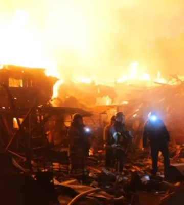 Двоє загиблих, 14 поранених і масштабна пожежа: наслідки нічної атаки на Запоріжжя
