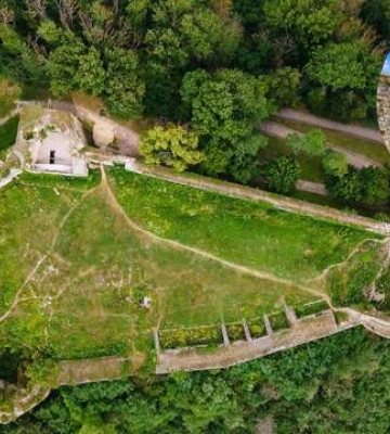 Де можна побачити історичні руїни мальовничого замку на Тернопільщині