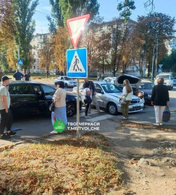 У Черкасах сталася потрійна ДТП (ФОТО, ВІДЕО)