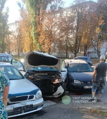 У Черкасах зіткнулися 4 автомобілі. На місці ДТП працювали медики (ВІДЕО)