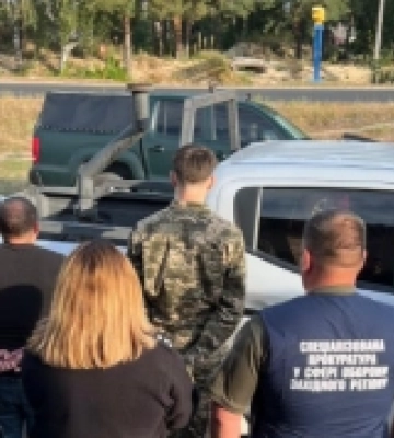 На Рівненщині прикордоннику давали 8 тис. доларів, щоб киянин зміг виїхати з країни