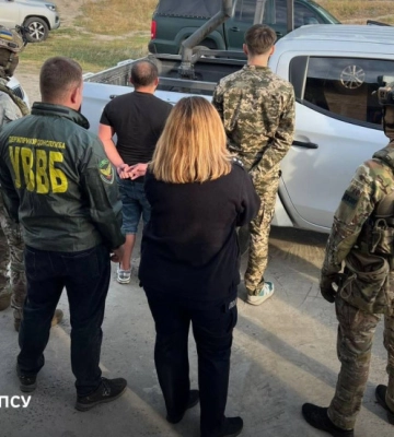 На Рівненщині прикордоннику давали 8 тис. доларів, щоб киянин зміг виїхати з країни
