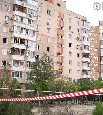 Двоє загиблих, 14 поранених і масштабна пожежа: наслідки нічної атаки на Запоріжжя