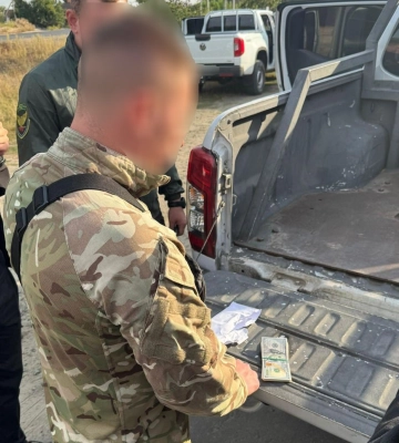 На Рівненщині прикордоннику давали 8 тис. доларів, щоб киянин зміг виїхати з країни