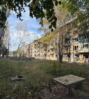 Війська РФ ударили ФАБами по Костянтинівці: важко поранено жінку, пошкоджено багатоповерхівки. ФОТОрепортаж