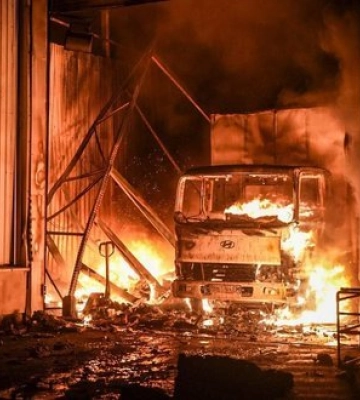 Росіяни вдарили по Одесі: зайнявся склад. ВІДЕО+ФОТОрепортаж