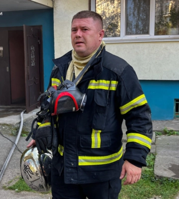 У Чернівцях троє маленьких дітей опинились самі в охопленій вогнем квартирі. На допомогу прийшли рятувальники