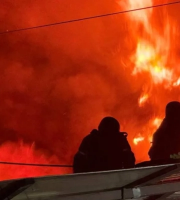 В Одессе вспыхнул масштабный пожар после ночной атаки