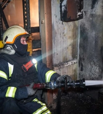В Одесі внаслідок російської атаки загорівся склад (, )