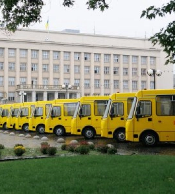 Закарпатські школи отримали ще 19 нових шкільних автобусів