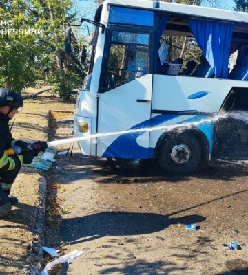 Російська армія вдарила по пасажирському автобусу у Дружківці: він загорівся