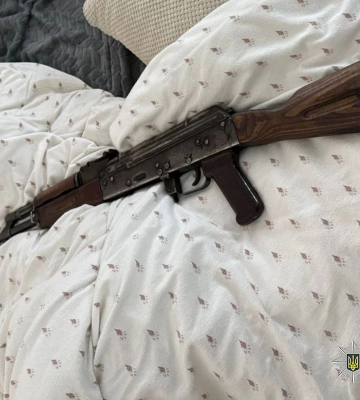 У Тернополі поліцейські вилучили в іноземця наркотики та автоматичну вогнепальну зброю