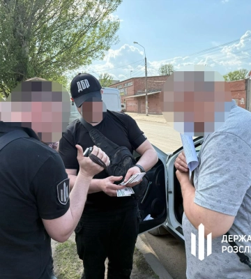 На Буковині затримали двох посадовців ТЦК, які допомагали ухилянтам нелегально тікати за кордон