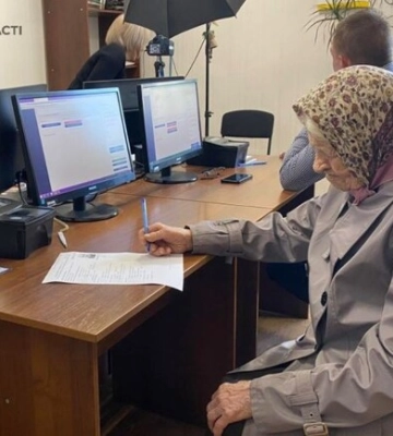 Вирішила поїхати в Німеччину до родичів: у Павлограді 101-річна жінка оформила закордонний паспорт