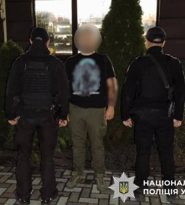На Київщині затримано дебошира, який у салоні краси погрожував жінці гранатою