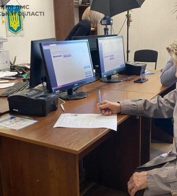 Вирішила поїхати в Німеччину до родичів: у Павлограді 101-річна жінка оформила закордонний паспорт