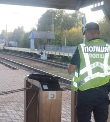 Упал на рельсы во время движения поезда: на станции в Киеве травмировался 13-летний подросток