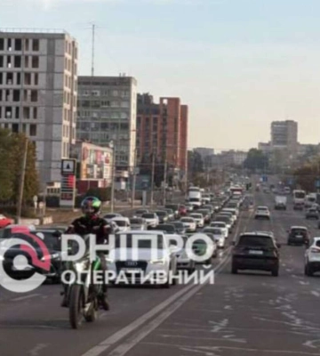В Днепре на Слобожанском проспекте образовалась масштабная пробка: что известно